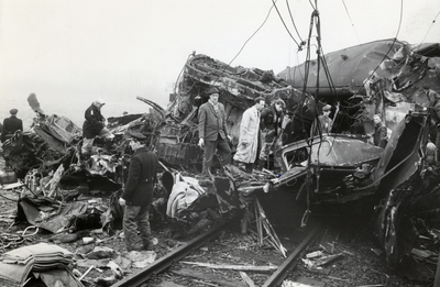 500543 Afbeelding van reddingswerkers op zoek naar slachtoffers tussen de wrakstukken van de verongelukte treinen na de ...